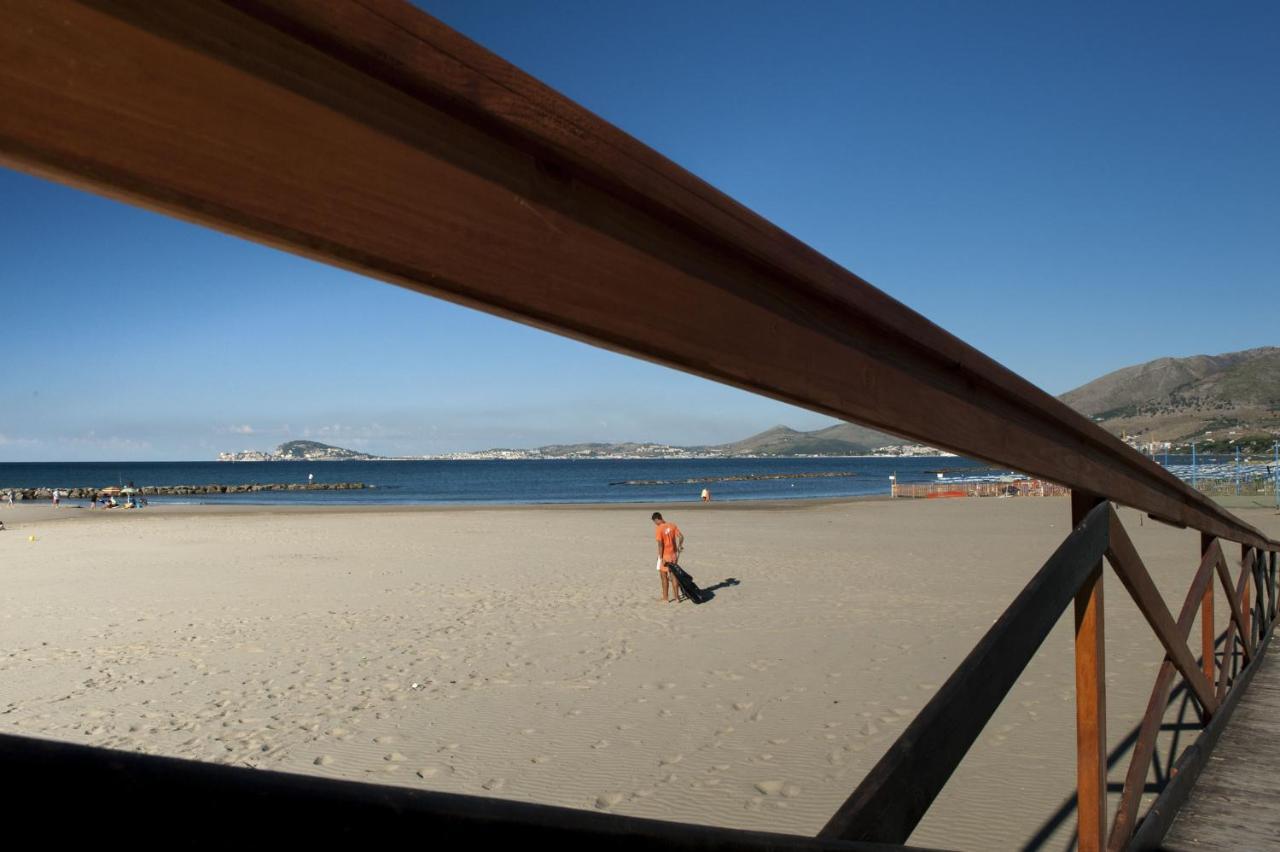 Livingapple Beach Minturno Esterno foto